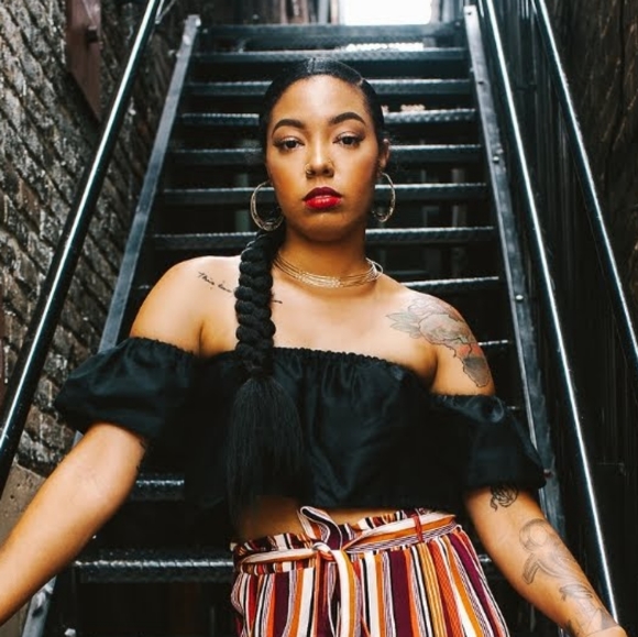 3/$10 Daisy crop top - Picture 2 of 4